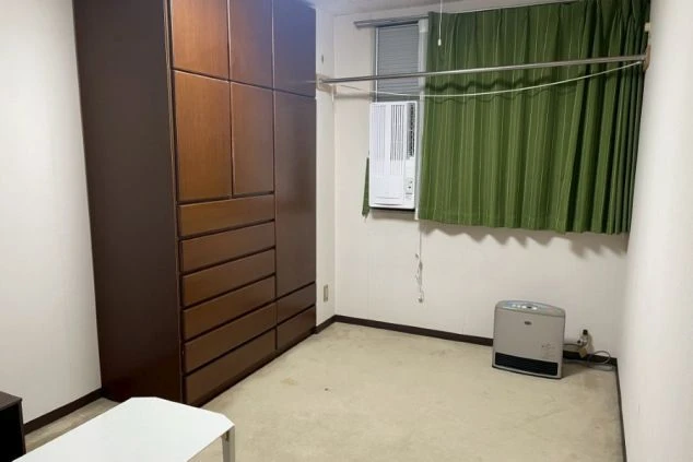 従業員用個室寮。大きな収納棚やエアコン、ヒーターが完備された、プライバシー重視の住み込み環境。