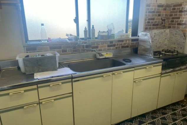 寮にあるキッチン設備。電子レンジ、炊飯器、冷蔵庫が備え付けられており、自炊派のスタッフも快適に過ごせる環境。