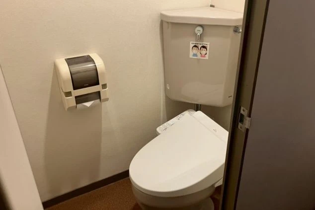 寮に完備された温水洗浄便座付きのトイレ。生活に必要な設備が整った安心のリゾートバイト寮。
