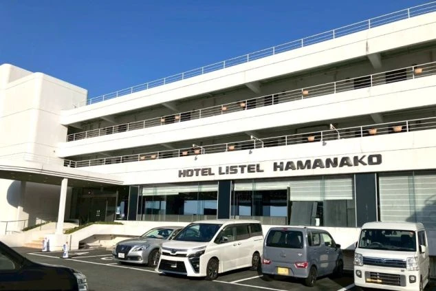 ホテル外観。浜名湖を一望できるロケーションでのリゾートバイト勤務地。