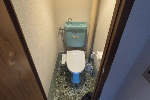 リゾートバイトの寮に完備された、清潔感のあるトイレの画像。快適なプライベート設備。