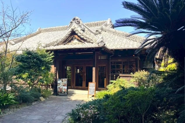 静岡県・伊豆エリアの美しい海岸線とリゾートホテル群の画像。