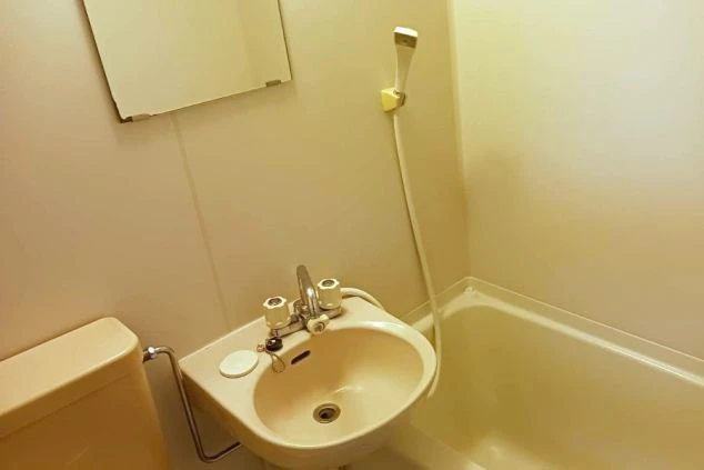 個室内に完備された、ユニットバス・トイレ・洗面台のセット。プライバシーが確保された、リゾートバイトの快適な寮生活を支える水回り設備。