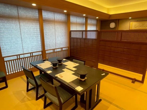 施設内食事処の卓