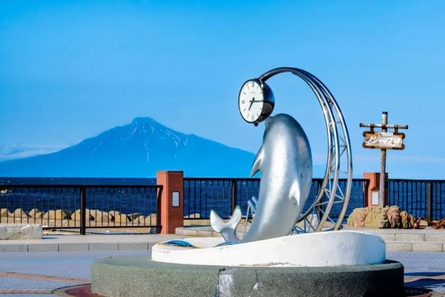 ノシャップ岬のイルカのモニュメントと利尻富士を望む絶景｜稚内観光・リゾートバイトの思い出の画像。