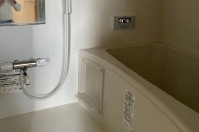 リゾートバイトの寮の個室にあるお風呂。追い炊き機能も付いた、清潔で快適なユニットバスです。