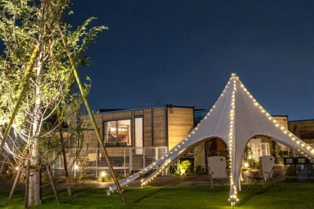 夜の埼玉のグランピング施設の画像。