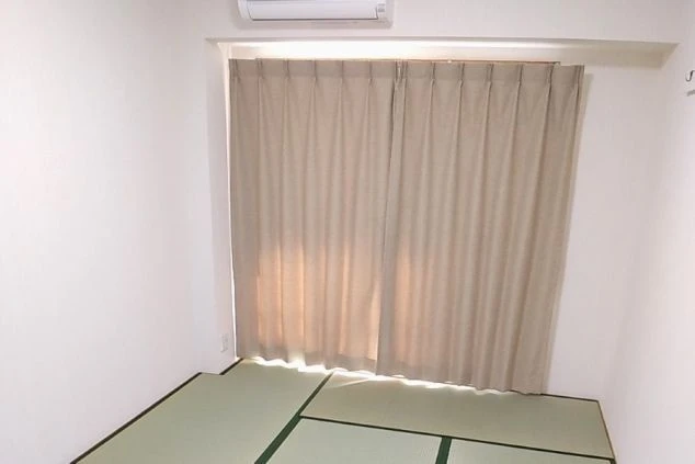 リゾートバイト先で入寮する個室寮の部屋の画像。畳の部屋でエアコン・カーテンが付属している。