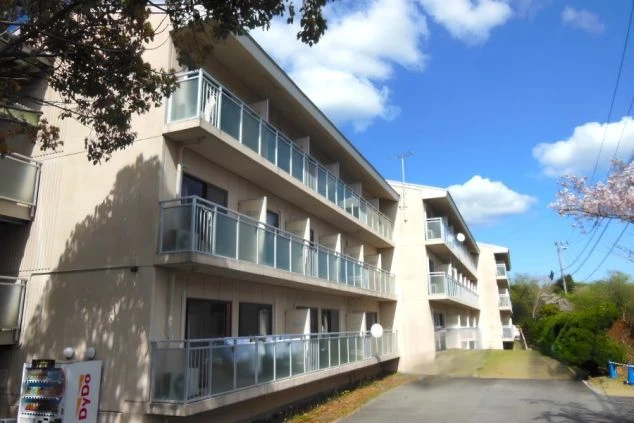 リゾートバイト先で入寮する個室寮の外観の画像。外には自販機があり、飲み物を買うことができる。