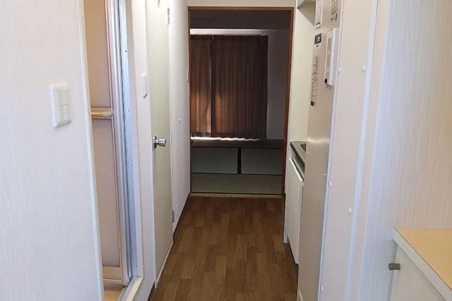 リゾートバイト先で入寮する個室寮の部屋の画像。キッチンや下駄箱があり、お風呂とトイレは別々になっている。