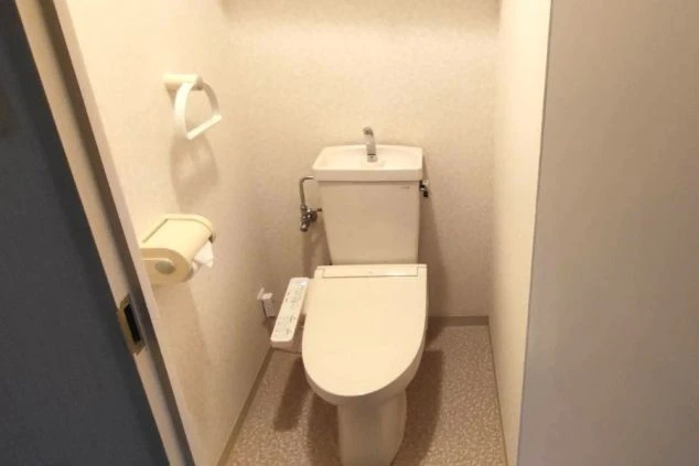 リゾートバイト先で入寮する個室寮の部屋のトイレの画像。