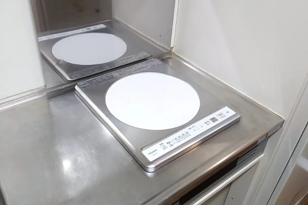 リゾートバイト先で入寮する個室寮の部屋にあるキッチンの画像。コンロはIHで、オール電化となっている。