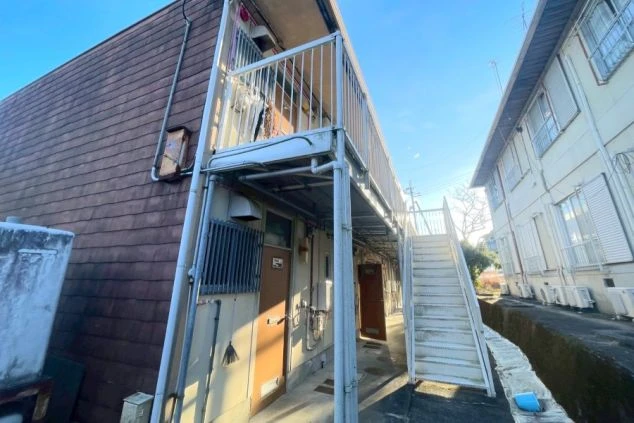 リゾートバイトの個室寮の写真。テーブルがある。