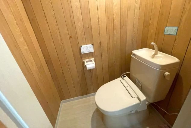 リゾートバイトの個室寮のトイレの写真。綺麗な個室。