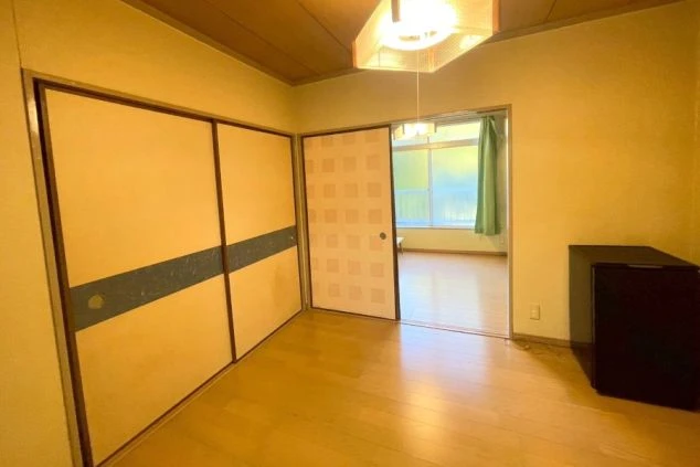 キッチンスペースにある冷蔵庫と電子レンジ。