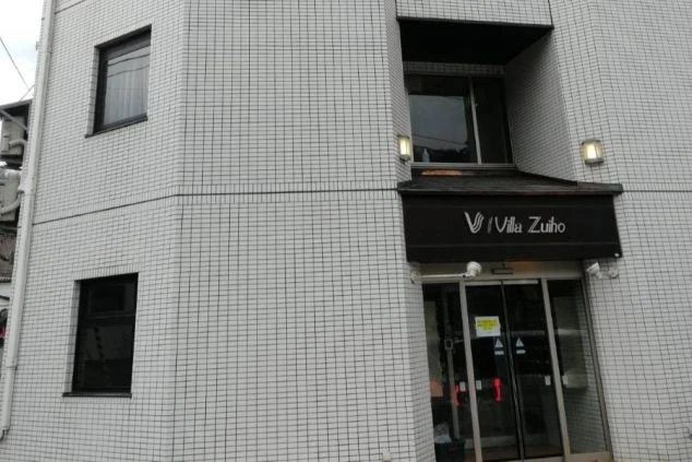 デスク、チェア、テレビが完備されたリゾートバイトの個室寮。仕事終わりのプライベート時間も快適に過ごせる居住環境。