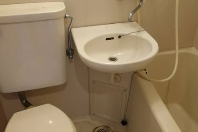 個室内に完備された専用のトイレと洗面所。プライバシーが保たれた、リゾートバイトの快適な寮生活のイメージ。