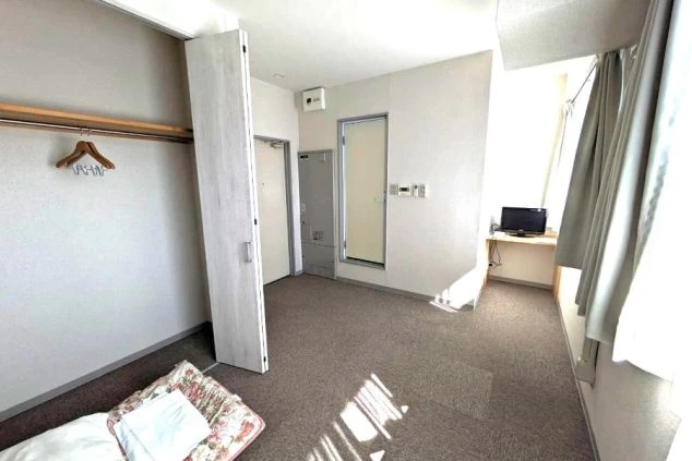 寮の個室。クローゼットとテレビ、机が備わっており、入寮してすぐに生活を始められる。