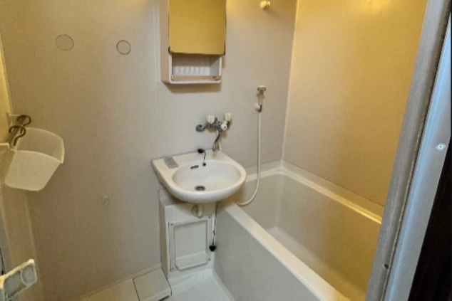 リゾートバイトの個室寮にあるユニットバス。浴槽と洗面台が一体になっており、清潔に保たれている。