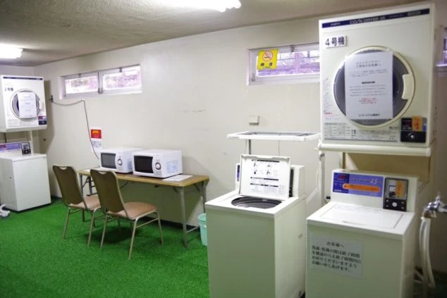 リゾートバイトの寮の共用設備（電子レンジ・洗濯機）の画像