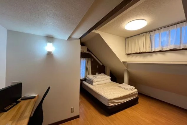フローリング仕様の清潔なリゾートバイト寮。勉強や作業に便利なデスクスペースと、日当たりの良い窓がある、ラビスタ草津ヒルズの個室寮。
