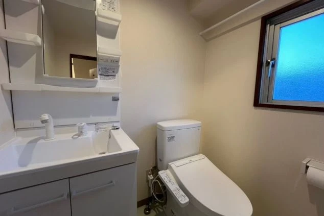 白を基調とした清潔感のある寮の水回り設備。リゾートバイトの個室寮内に完備された、一人暮らしに便利な広々とした洗面化粧台。