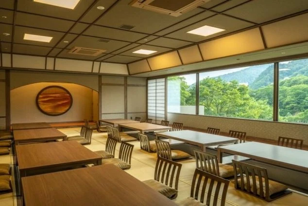 お食事処。大きな窓から景色が見える畳敷きの和モダンな和食レストラン。