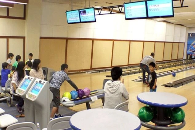 配属先となる施設のボウリング場。