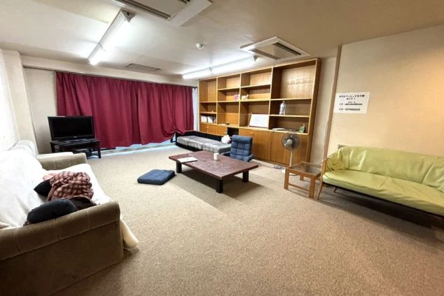 群馬県草津温泉のホテルでリゾートバイトするスタッフが住む寮の共用部の電子レンジやトースターなどの設備の画像。