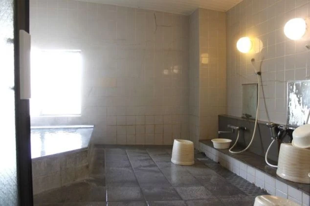 群馬県草津温泉のホテルでリゾートバイトするスタッフが住む寮の共用部の洗濯機設備の画像。