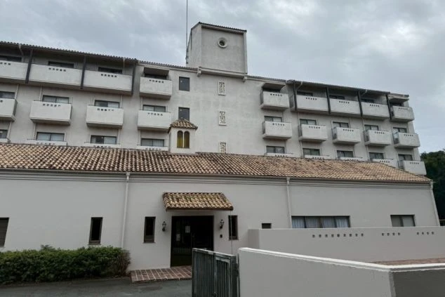 外観。スペイン風のモダンな集合住宅。テーマパークやホテルで働くための住み込み寮。