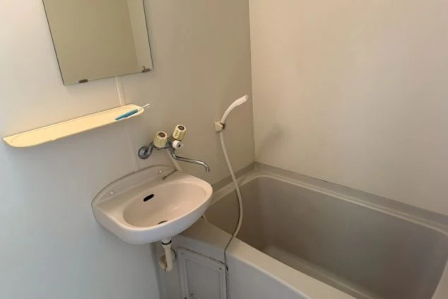 寮のお風呂。浴槽と洗面台が一体となった設備で、プライベートな入浴が可能。