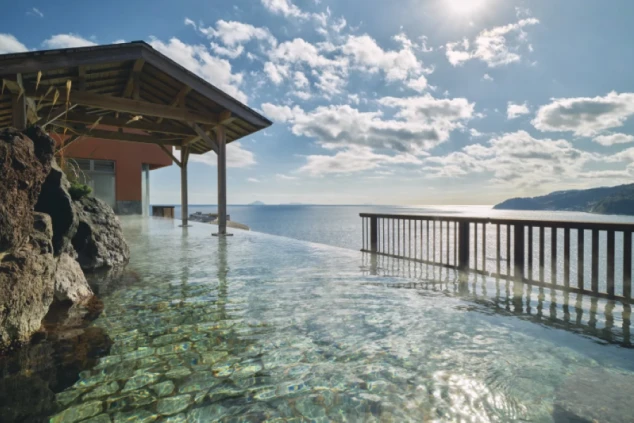 海と空が溶け込むような絶景のインフィニティ温泉露天風呂。