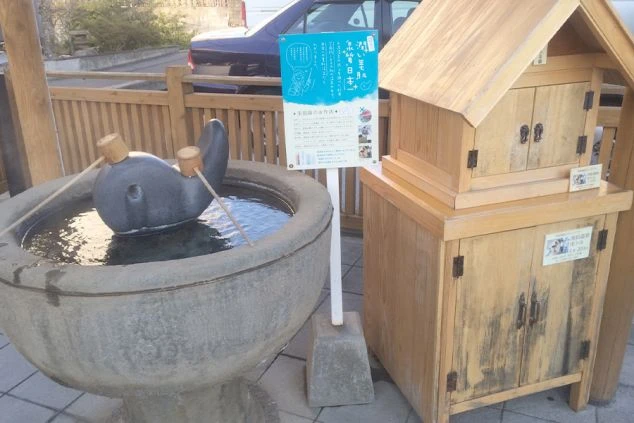 玉造温泉の「湯薬師広場たらい湯」。美肌の湯をボトルに詰めて持ち帰れる、リゾートバイトの休日に巡りたい名所。