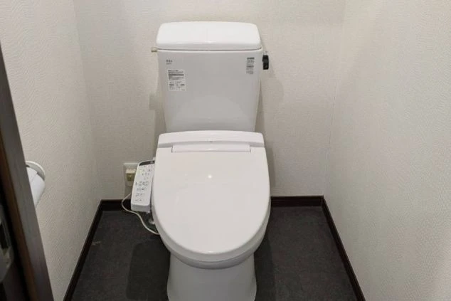 リゾートバイトの寮の共用トイレの画像。新しくキレイ。