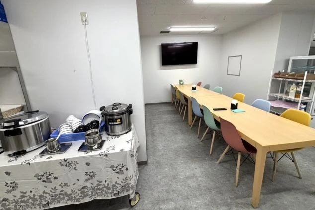 リゾートバイトの従業員食堂。明るくモダンな雰囲気のスペースで、毎日の食事を楽しめる充実の福利厚生。