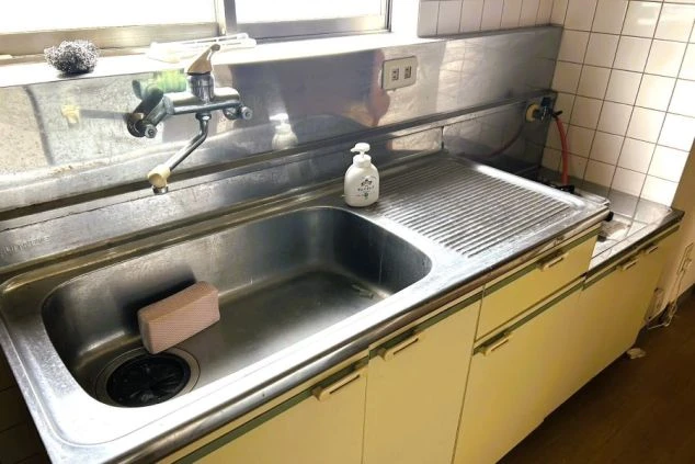 リゾートバイトの個室寮の部屋にあるキッチンの画像。