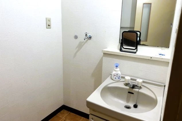 リゾートバイトの個室寮の部屋にある洗面台の画像。