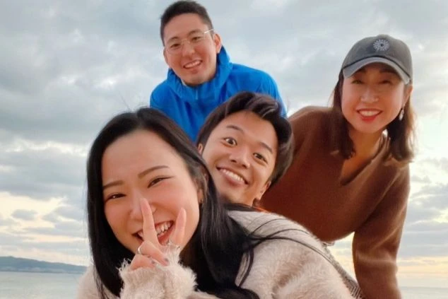 和気あいあいと楽しむリゾートバイトのスタッフの写真。