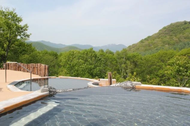 視界を遮るもののない、雄大な山並みを望む開放的な展望露天風呂。