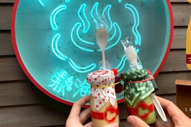 熱海名物「熱海プリン」と温泉マークのネオン。リゾートバイトの休日に楽しむ温泉街スイーツ巡り。