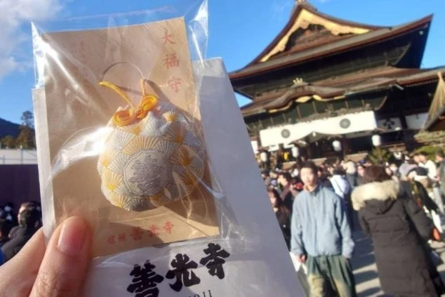 長野県・善光寺のお守り。信州エリアのリゾートバイトで訪れたい有名なパワースポット。