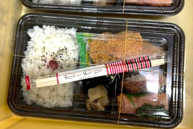 河口湖のリゾートバイトで提供される、ボリューム満点のお弁当(賄い)の画像。