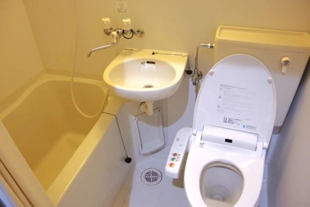 バス・トイレ・洗面台がセットになった清潔感のある3点ユニットバスの画像。ウォシュレット付き。