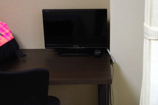 寮の個室デスクに設置された液晶テレビの画像。仕事終わりのリラックスタイムも快適な一人暮らし環境。