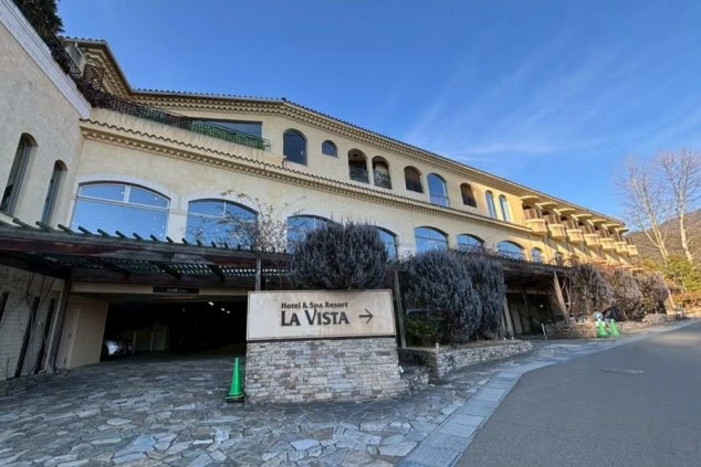 勤務先ホテルの外観画像。南仏プロヴァンス風のお洒落なリゾートホテル。