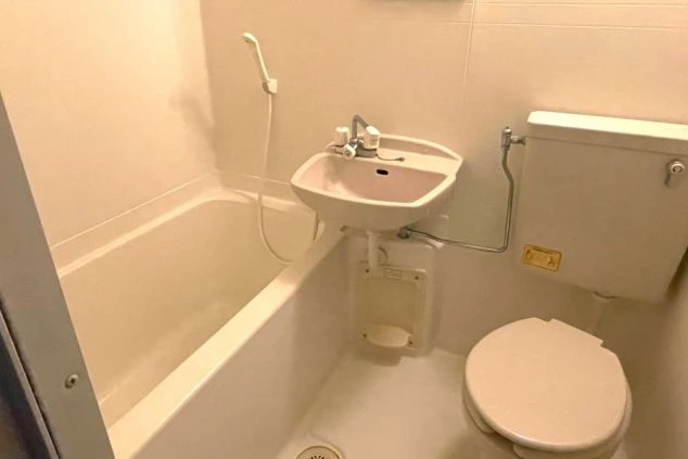 リゾートバイト寮にあるユニットバス。トイレ、洗面台、浴槽がコンパクトにまとまっている。