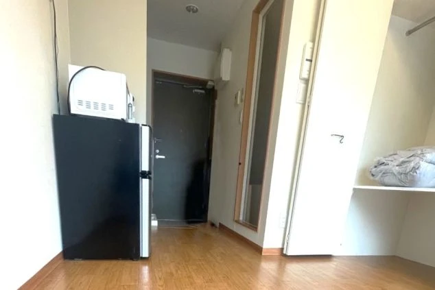 リゾートバイト寮にあるユニットバス。洗面台と浴槽が一体になっており、清潔感が保たれている。