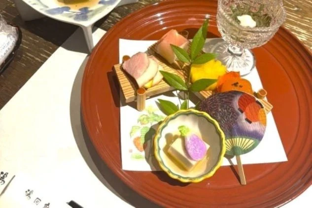 色鮮やかで贅沢な和食の会席料理。