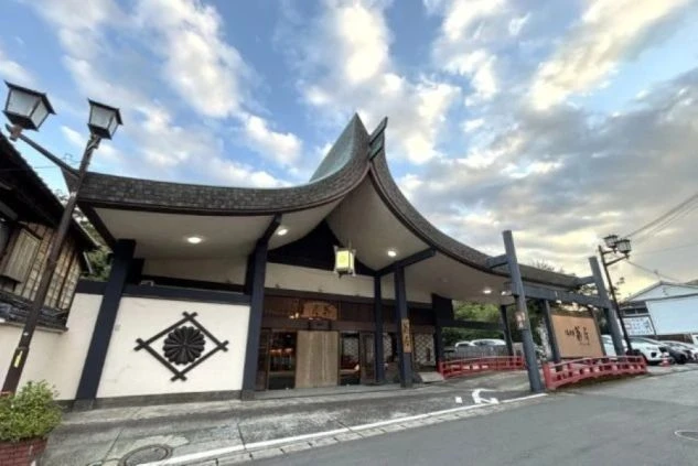 伝統的な建築美が映える高級旅館の玄関。落ち着いた雰囲気の温泉旅館で働く仲居やフロントの仕事。